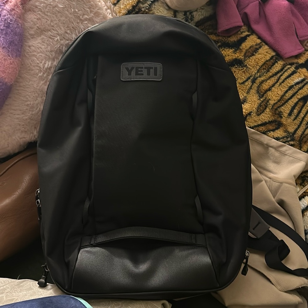 Brand new yeti crossroads 35l back pack. Received this as a gift.